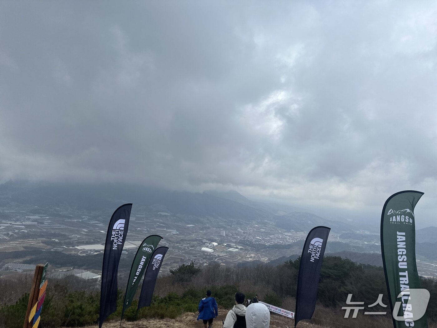 본문 이미지 - 락앤런 측은 장수 논개활공장에 포토 스팟과 응원 구간을 마련해 주자들에게 힘을 실어줬다. /뉴스1