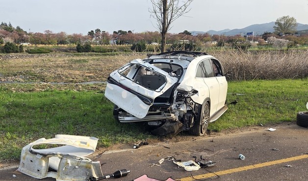 경주 동천동서 가드레일 충돌 승용차 5m 아래 추락…60대 여성 4명 참변(종합)