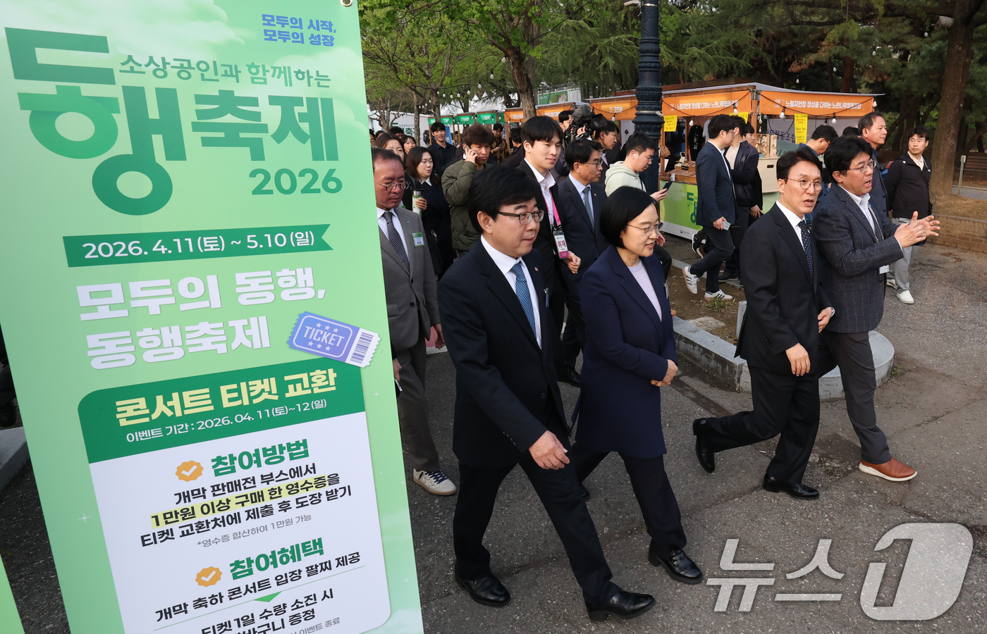 (전주=뉴스1) 전북사진기자단 = 김민석 국무총리(오른쪽 두번째)가 11일 전북 전주시 전주실내체육관에서 열린 동행축제 개막식에 참석해 참가 업체 부스 라운딩을 하고 있다. 202 …