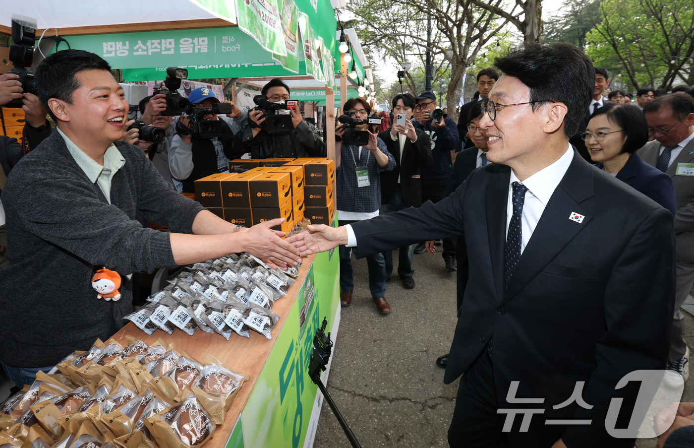 (전주=뉴스1) 전북사진기자단 = 김민석 국무총리(오른쪽)가 11일 전북 전주시 전주실내체육관에서 열린 동행축제 개막식에 참석해 참가 업체 부스 라운딩을 하고 있다. 2026.4. …