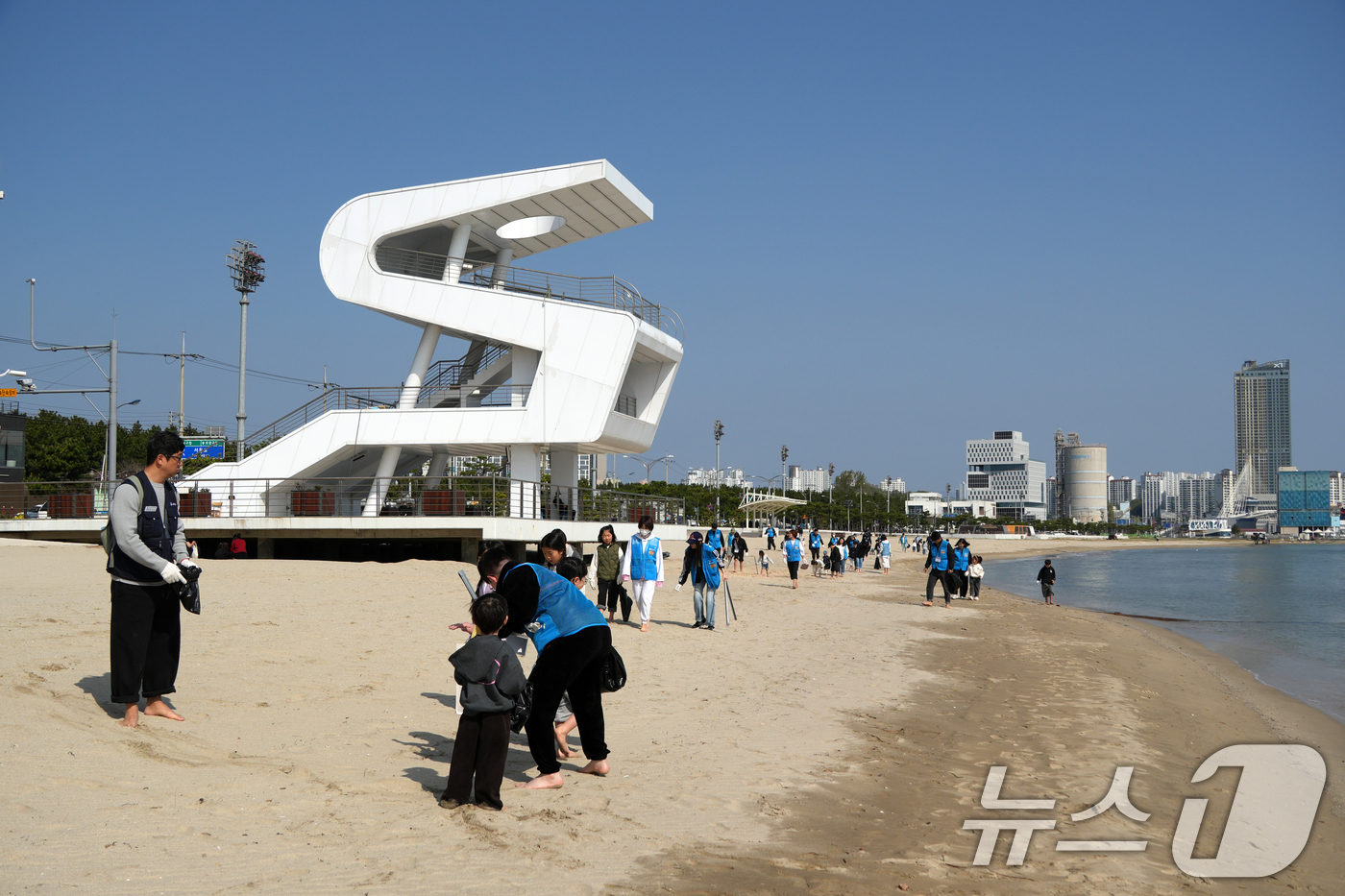 (포항=뉴스1) 최창호 기자 = 11일 현대제철 포항공장 노사와 직원 가족 150여명이 남구 송도해수욕장과 솔밭에서 환경정화 봉사활동을 실시했다.이날 봉사활동은 노사와 직원 가족이 …