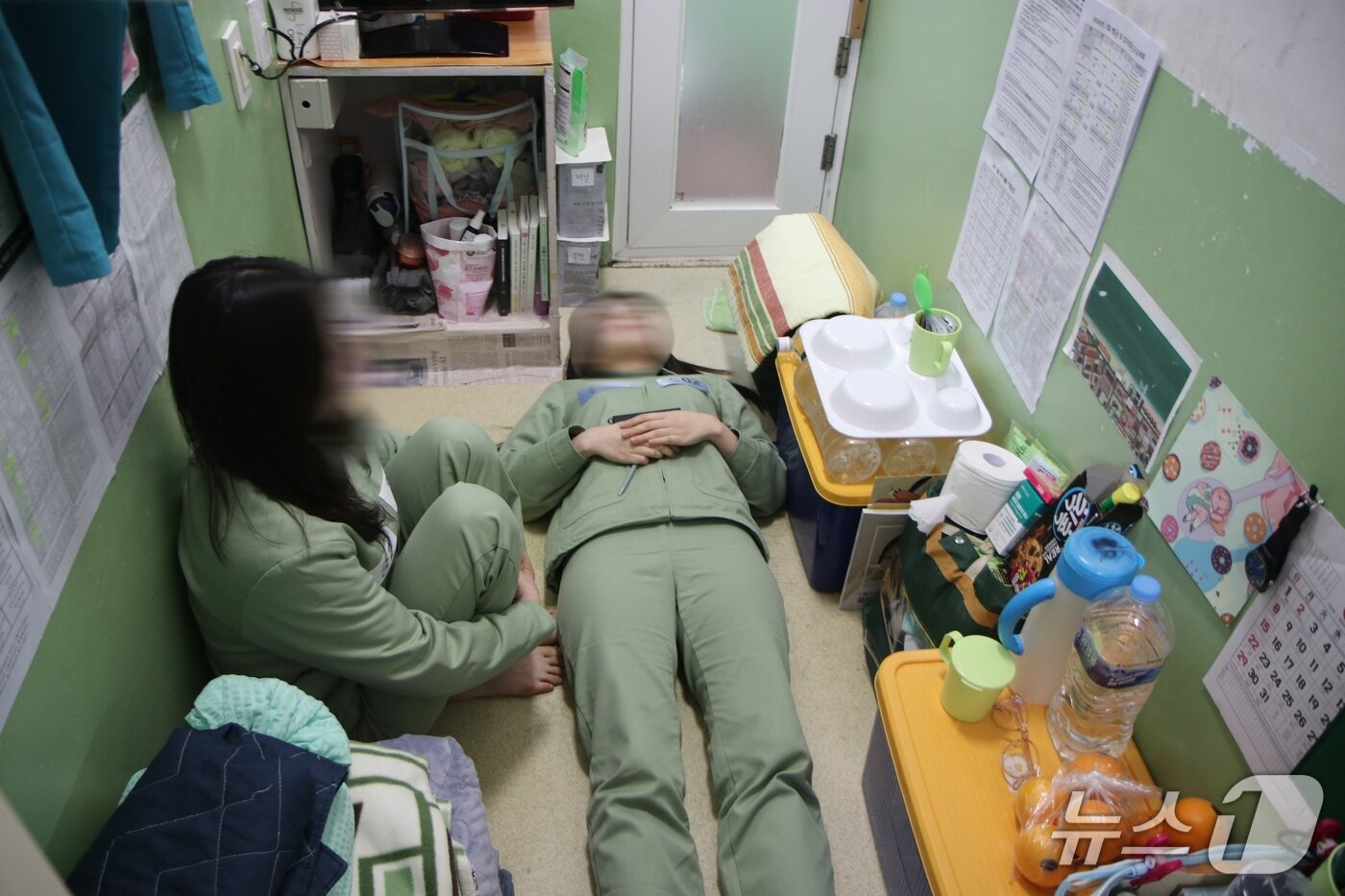 본문 이미지 - 화성교도소 수감자 2명이 거주하는 독거실 안 풍경. <뉴스1> 취재진 2명이 독거실 체험을 하고 있다. 2026.3.6 (법무부 제공)