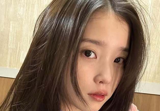 아이유, 여전히 교복도 찰떡…독보적 동안 비주얼 [N샷]