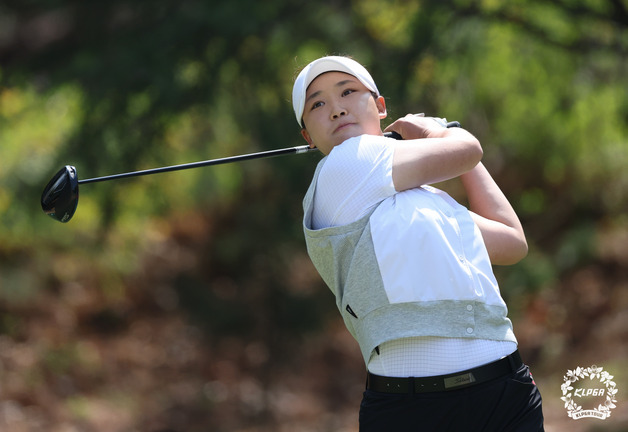 '루키' 김민솔, KLPGA 투어 iM금융투어 셋째 날 단독 선두