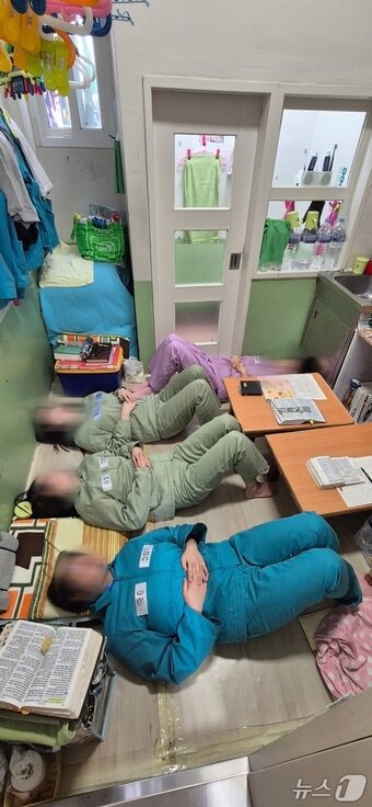 본문 이미지 - 화성교도소 한 소거실 모습. 수용 인원 과밀로 정원 3명에 실제 수감자 4명이 거주 중이다. 실제 수용 인원 수 만큼 <뉴스1> 취재진이 직접 방 안에 들어가 누워보니 두 다리를 제대로 뻗기 어려운 상황이었다. 2026.3.6 (법무부 제공)