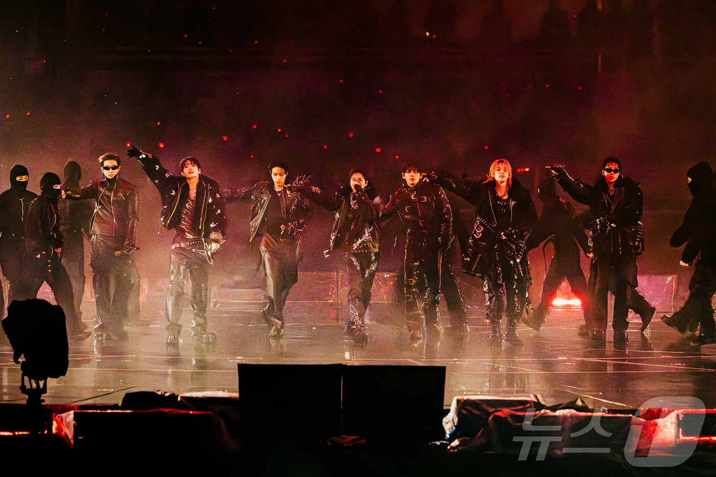 (서울=뉴스1) = 그룹 방탄소년단(BTS)이 11일 오후 고양시 일산서구 고양종합운동장 주경기장에서는 'BTS 월드투어 '아리랑' 인 고양'에서 공연을 하고 있다. (빅히트 뮤직 …