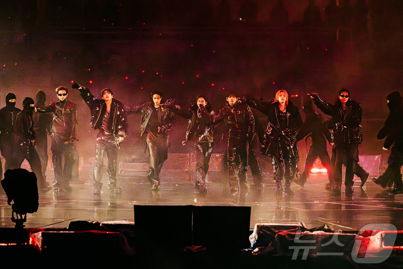 본문 이미지 - 그룹 방탄소년단(BTS)이 11일 오후 고양시 일산서구 고양종합운동장 주경기장에서는 'BTS 월드투어 '아리랑' 인 고양'에서 공연을 하고 있다. (빅히트 뮤직 제공. 재판매 및 DB 금지) 2026.4.11 ⓒ 뉴스1