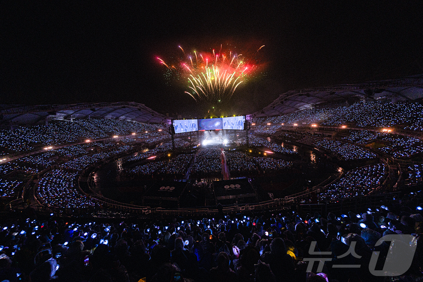 (서울=뉴스1) = 그룹 방탄소년단(BTS)이 11일 오후 고양시 일산서구 고양종합운동장 주경기장에서는 'BTS 월드투어 '아리랑' 인 고양'에서 공연을 하고 있다. (빅히트 뮤직 …