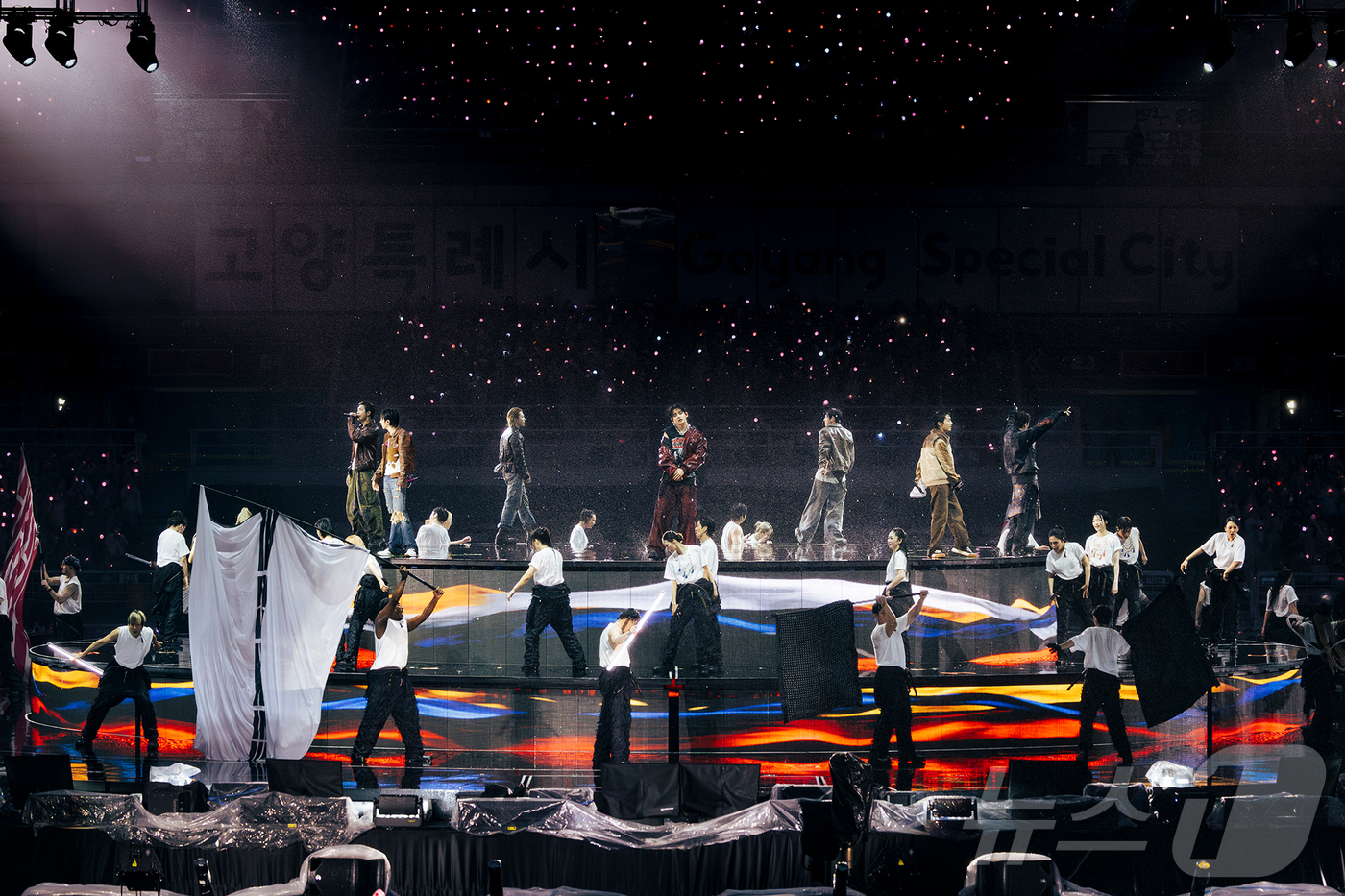 (서울=뉴스1) = 그룹 방탄소년단(BTS)이 11일 오후 고양시 일산서구 고양종합운동장 주경기장에서는 'BTS 월드투어 '아리랑' 인 고양'에서 공연을 하고 있다. (빅히트 뮤직 …
