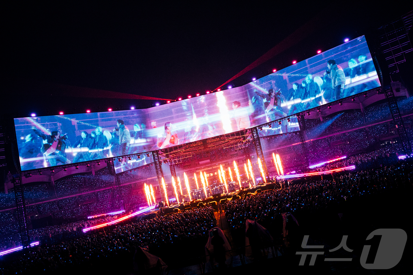 (서울=뉴스1) = 그룹 방탄소년단(BTS)이 11일 오후 고양시 일산서구 고양종합운동장 주경기장에서는 'BTS 월드투어 '아리랑' 인 고양'에서 공연을 하고 있다. (빅히트 뮤직 …