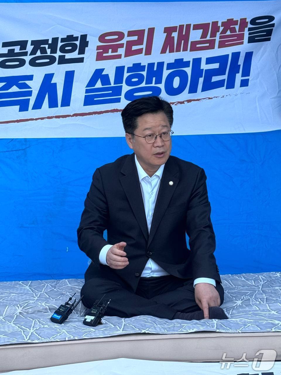 본문 이미지 - 11일 안호영 의원이 서울 여의도 국회 본관 입구에서 민주당 전북도지사 후보로 선출된 이원택 의원에 대한 재감찰을 촉구하며 단식 농성을 하고 있다.(안호영 의원실 제공. 재판매 및 DB금지)/뉴스1