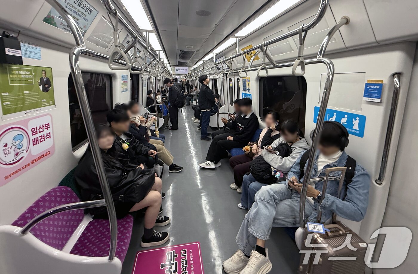 본문 이미지 - 지난 10일 오후 6시쯤 광주 도시철도 2호선을 이용하고 있는 승객들의 모습. 2026.4.12 ⓒ 뉴스1 이수민 기자