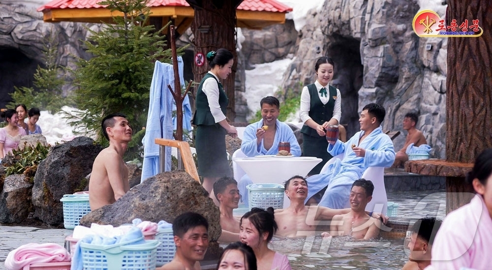 (평양 노동신문=뉴스1) = 북한 노동당 기관지 노동신문은 12일 많은 주민들이 삼지연시에서 관광을 즐기고 있다고 보도했다. [국내에서만 사용가능. 재배포 금지. DB 금지. Fo …