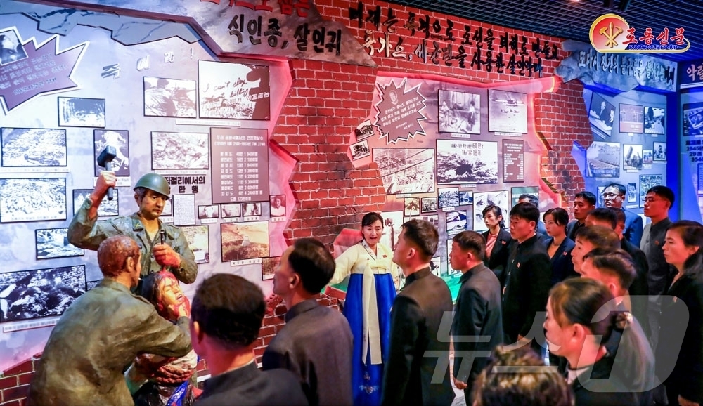 (평양 노동신문=뉴스1) = 북한 노동당 기관지 노동신문은 12일 단천제련소 계급교양실을 찾은 주민들이 미제 살인귀들의 야수적 만행에 치솟는 격분을 금치 못하고 있다고 전했다. [ …