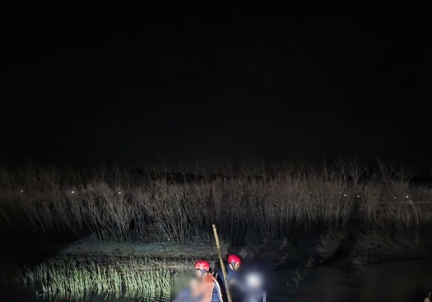 한밤 양양 남대천서 바람에 밀려…낚시객 2명 보트 고립됐다 구조