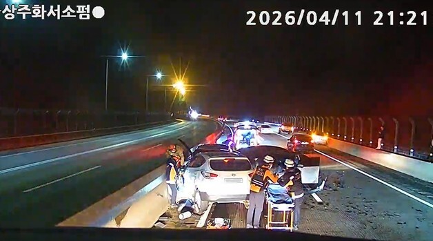 상주 당진영덕고속도 7중 연쇄추돌…2차 사고로 여성 운전자 숨져