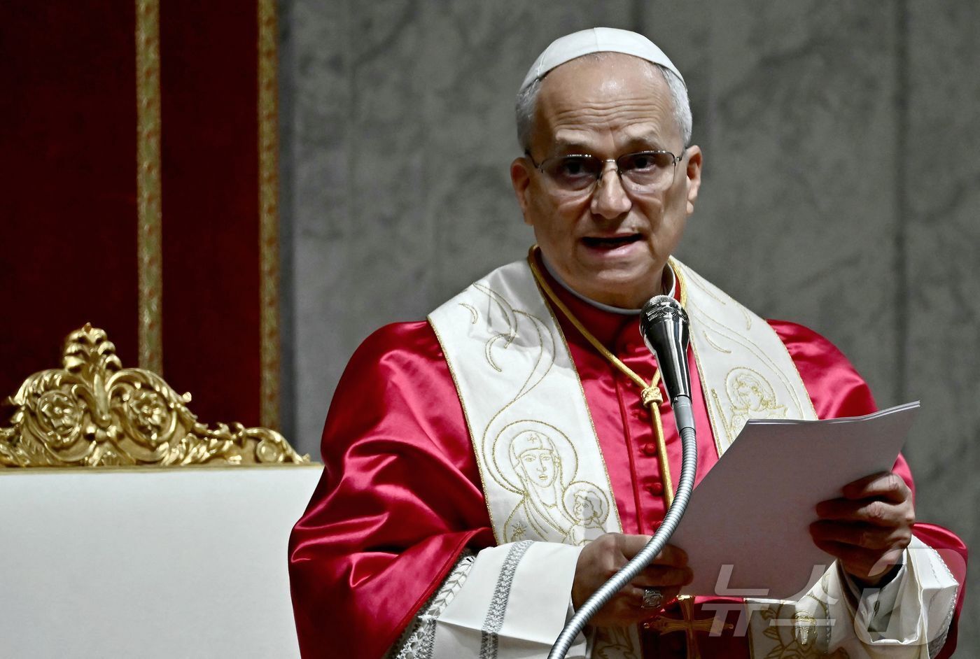 본문 이미지 - 레오 14세 교황이 11일(현지시간) 바티칸 성 베드로 대성당에서 평화를 위한 성야 및 묵주기도를 주례하고 있다. 2026.04.11. ⓒ AFP=뉴스1