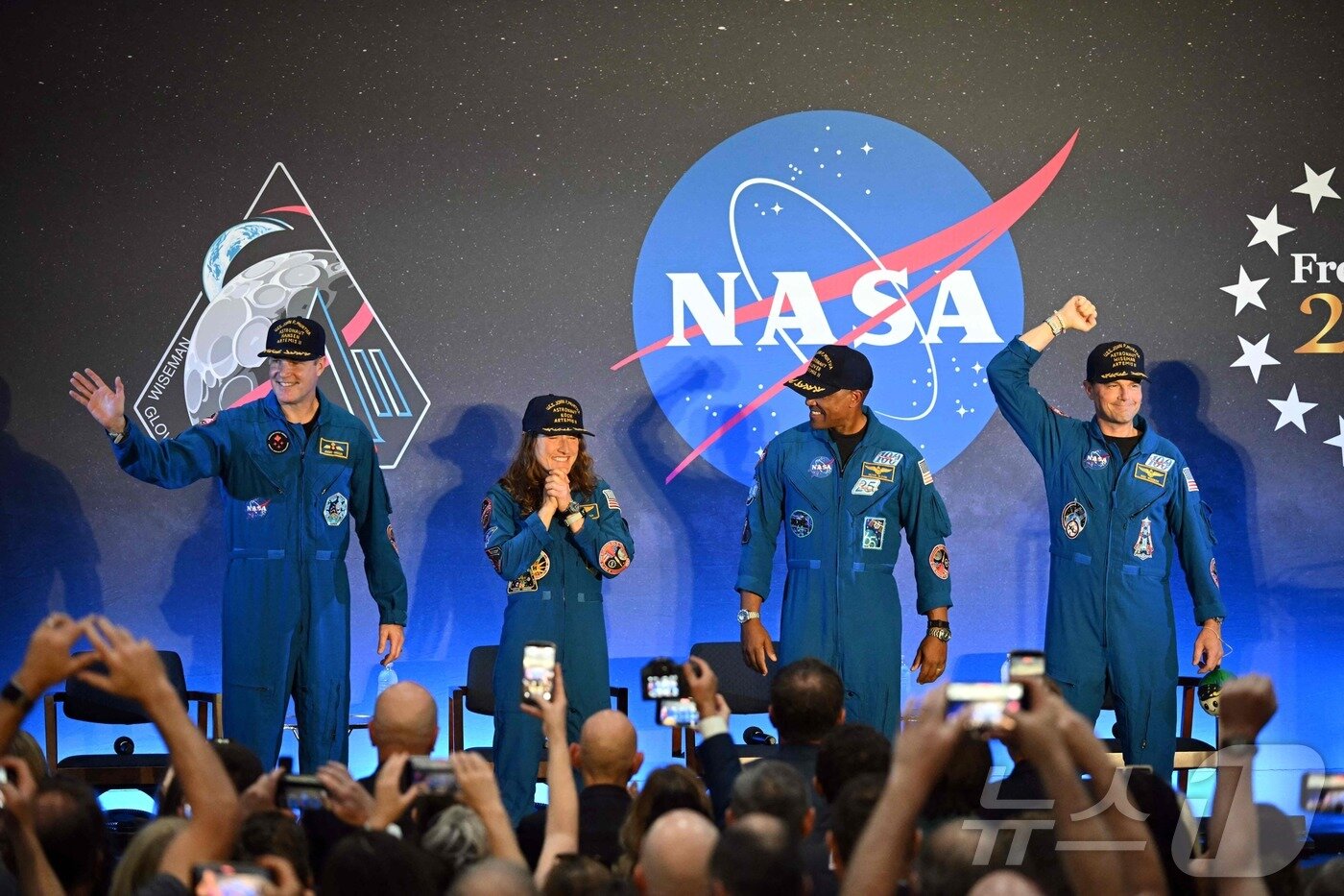 본문 이미지 - 미국 항공우주국(NASA) 우주탐사선 ‘아르테미스 2호’에 탑승했던 우주비행사들이 11일(이하 현지시간) 미국 텍사스주 휴스턴에서 열린 환영식에 참석했다. 2026.4.12 ⓒ AFP=뉴스1