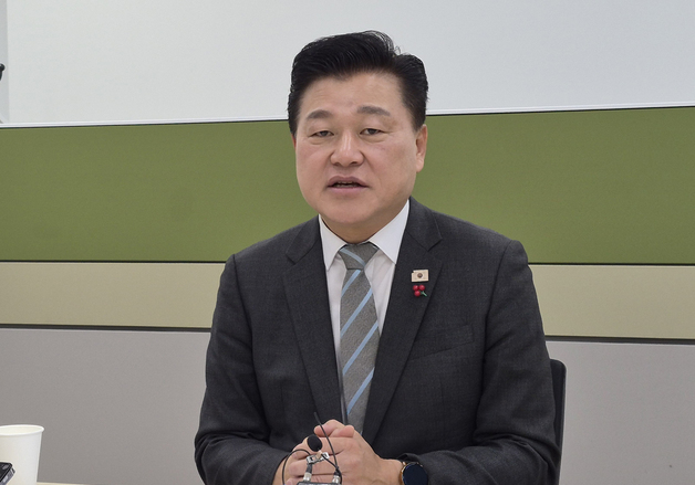 '대납 의혹' 민주당 신용한 후보 사건 속도…사흘만에 고발인 조사