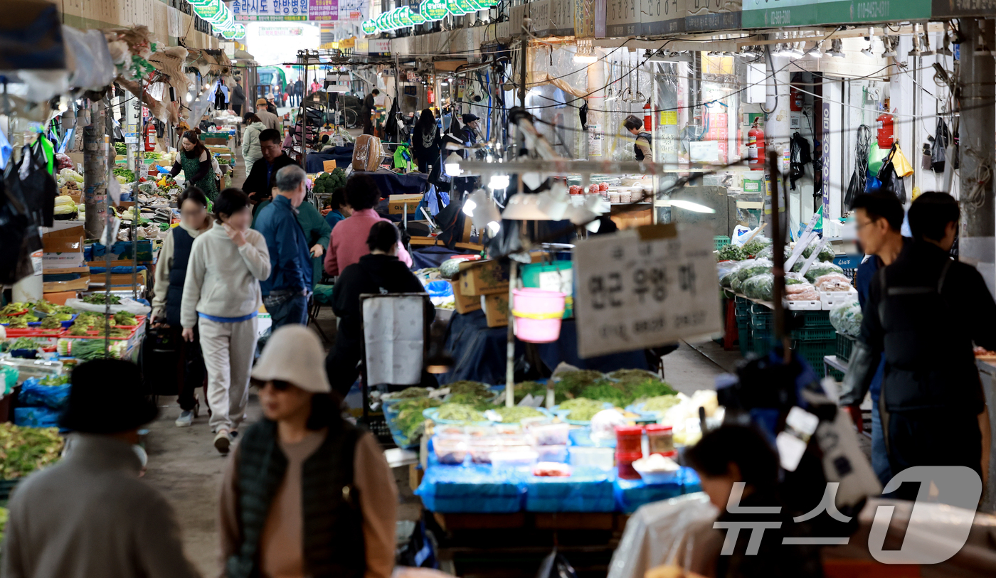 (서울=뉴스1) 이호윤 기자 = 12일 서울 동대문구 경동시장을 찾은 시민들이 장을 보고 있다.정부가 추가경정예산에 포함된 고유가 피해 지원금을 오는 27일부터 국민 70%에게 지 …