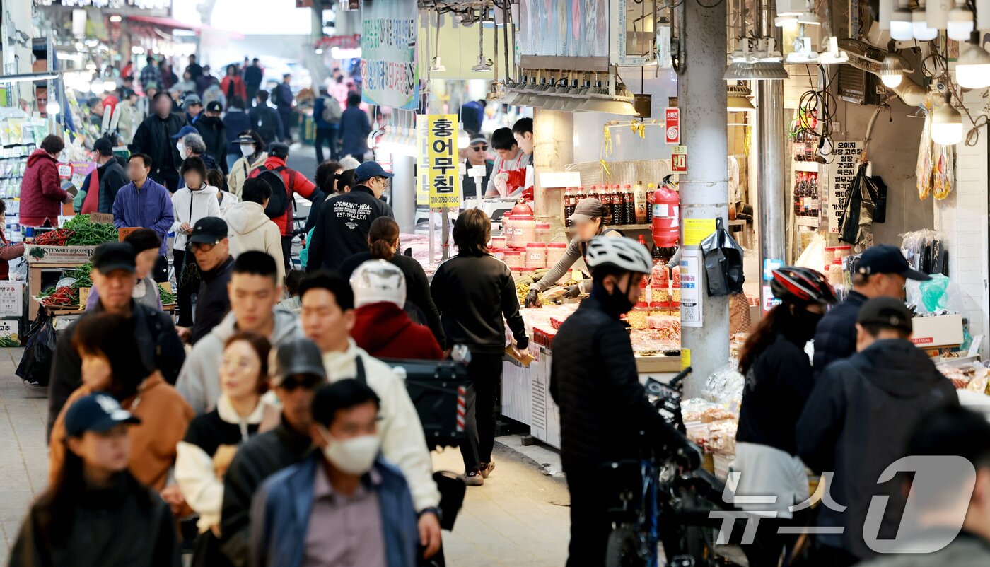 본문 이미지 - 서울 동대문구 경동시장을 찾은 시민들이 장을 보고 있다.  2026.4.12 ⓒ 뉴스1 이호윤 기자