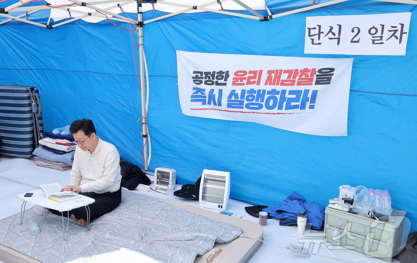 (서울=뉴스1) 김성진 기자 = 전북지사 경선에서 낙마한 안호영 더불어민주당 의원이 12일 서울 여의도 국회 본청 앞에서 이원택 전북지사 후보의 '주류·식사비 대납' 의혹에 대한 …