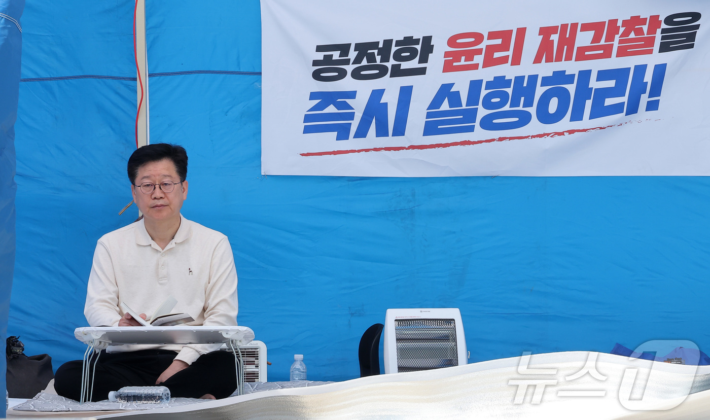 (서울=뉴스1) 김성진 기자 = 전북지사 경선에서 낙마한 안호영 더불어민주당 의원이 12일 서울 여의도 국회 본청 앞에서 이원택 전북지사 후보의 '주류·식사비 대납' 의혹에 대한 …