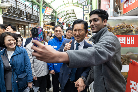 외국인 직원과 기념촬영하는 정청래 대표