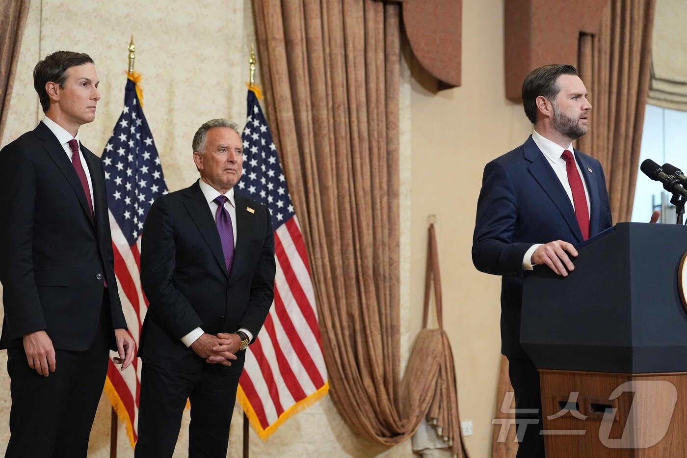 본문 이미지 - JD 밴스 미국 부통령(오른쪽)이 12일(현지시간) 파키스탄에서 미국 특사로서 파키스탄과 이란 대표를 만난 후 기자 회견을 하고 있다. 밴스 부통령은 "이란이 미국의 조건을 받아들이지 않기로해 합의 없이 귀국＂한다고 밝혔다. ⓒ AFP=뉴스1