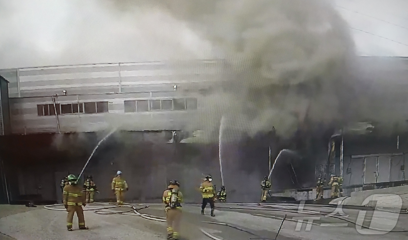 (광주=뉴스1) 이수민 기자 = 12일 오전 8시 25분쯤 전남 완도군 군외면 원동리의 한 냉동창고에서 불이 나 소방당국이 진화작업을 벌이고 있다. (전남소방본부 제공. 재판매 및 …