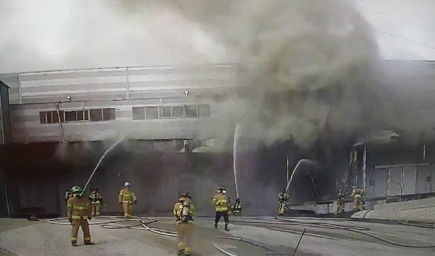 완도 냉동창고 화재 현장 고립됐던 소방관 2명 참변