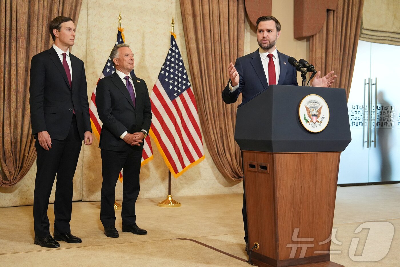 본문 이미지 - J.D. 밴스 미국 부통령이 12일(현지시간) 파키스탄 이슬라마바드에서 이란 대표단을 회담을 벌인 뒤 연 기자회견에서 발언하고 있다. 옆에는 스티브 위트코프 특사와 재러드 쿠슈너가 자리하고 있다. 2026.04.12 ⓒ 로이터=뉴스1