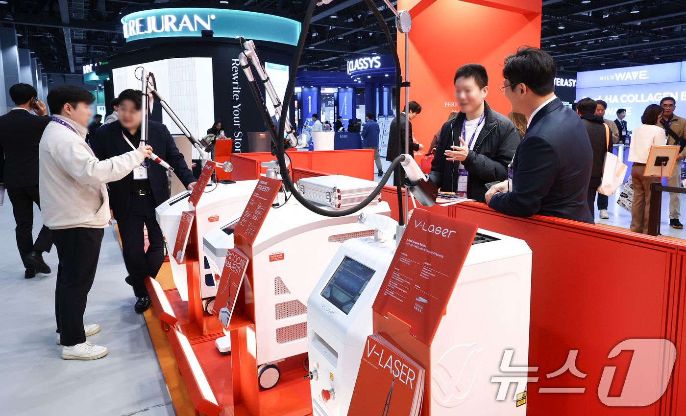 (서울=뉴스1) 최지환 기자 = 12일 서울 강서구 코엑스 마곡에서 열린 대한미용성형레이저의학회 미용의료기기 박람회에서 관람객들이 부스를 살펴보고 있다. 2026.4.12/뉴스1