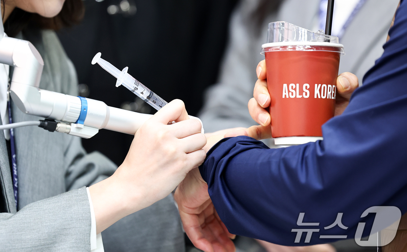 (서울=뉴스1) 최지환 기자 = 12일 서울 강서구 코엑스 마곡에서 열린 대한미용성형레이저의학회 미용의료기기 박람회에서 관람객들이 의료기기를 체험하고 있다. 2026.4.12/뉴스 …