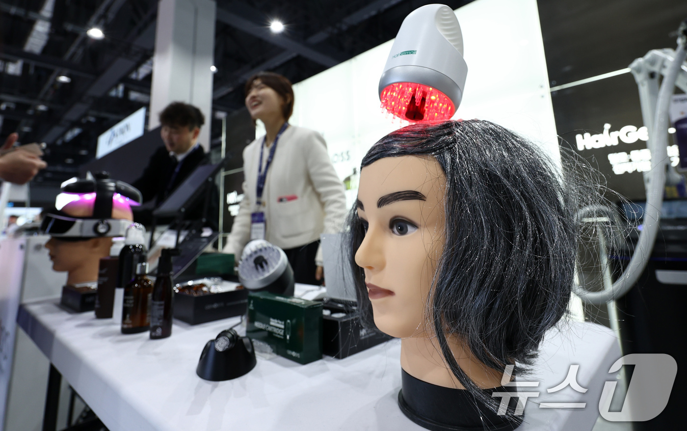 (서울=뉴스1) 최지환 기자 = 12일 서울 강서구 코엑스 마곡에서 열린 대한미용성형레이저의학회 미용의료기기 박람회에서 관람객들이 부스를 살펴보고 있다. 2026.4.12/뉴스1