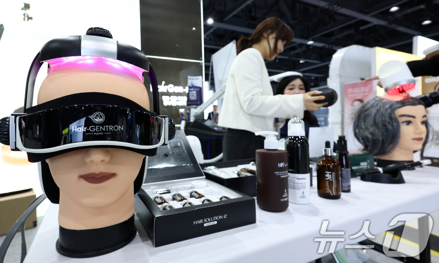 (서울=뉴스1) 최지환 기자 = 12일 서울 강서구 코엑스 마곡에서 열린 대한미용성형레이저의학회 미용의료기기 박람회에서 관람객들이 부스를 살펴보고 있다. 2026.4.12/뉴스1