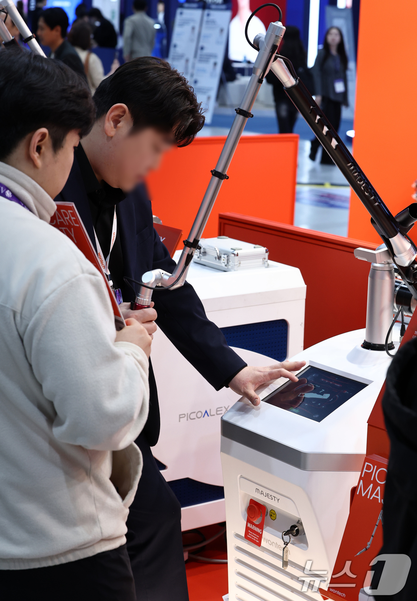 (서울=뉴스1) 최지환 기자 = 12일 서울 강서구 코엑스 마곡에서 열린 대한미용성형레이저의학회 미용의료기기 박람회에서 관람객들이 부스를 살펴보고 있다. 2026.4.12/뉴스1