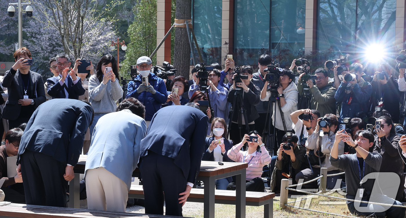 (서울=뉴스1) 김성진 기자 = 6·3 지방선거 더불어민주당 정원오 서울시장 후보(오른쪽부터), 추미애 경기도지사 후보, 박찬대 인천시장 후보가 12일 서울 여의도 국회 소통관 앞 …