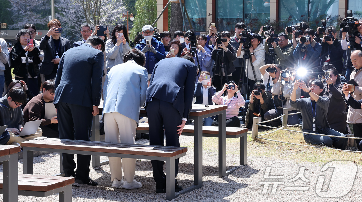 (서울=뉴스1) 김성진 기자 = 6·3 지방선거 더불어민주당 정원오 서울시장 후보(오른쪽부터), 추미애 경기도지사 후보, 박찬대 인천시장 후보가 12일 서울 여의도 국회 소통관 앞 …