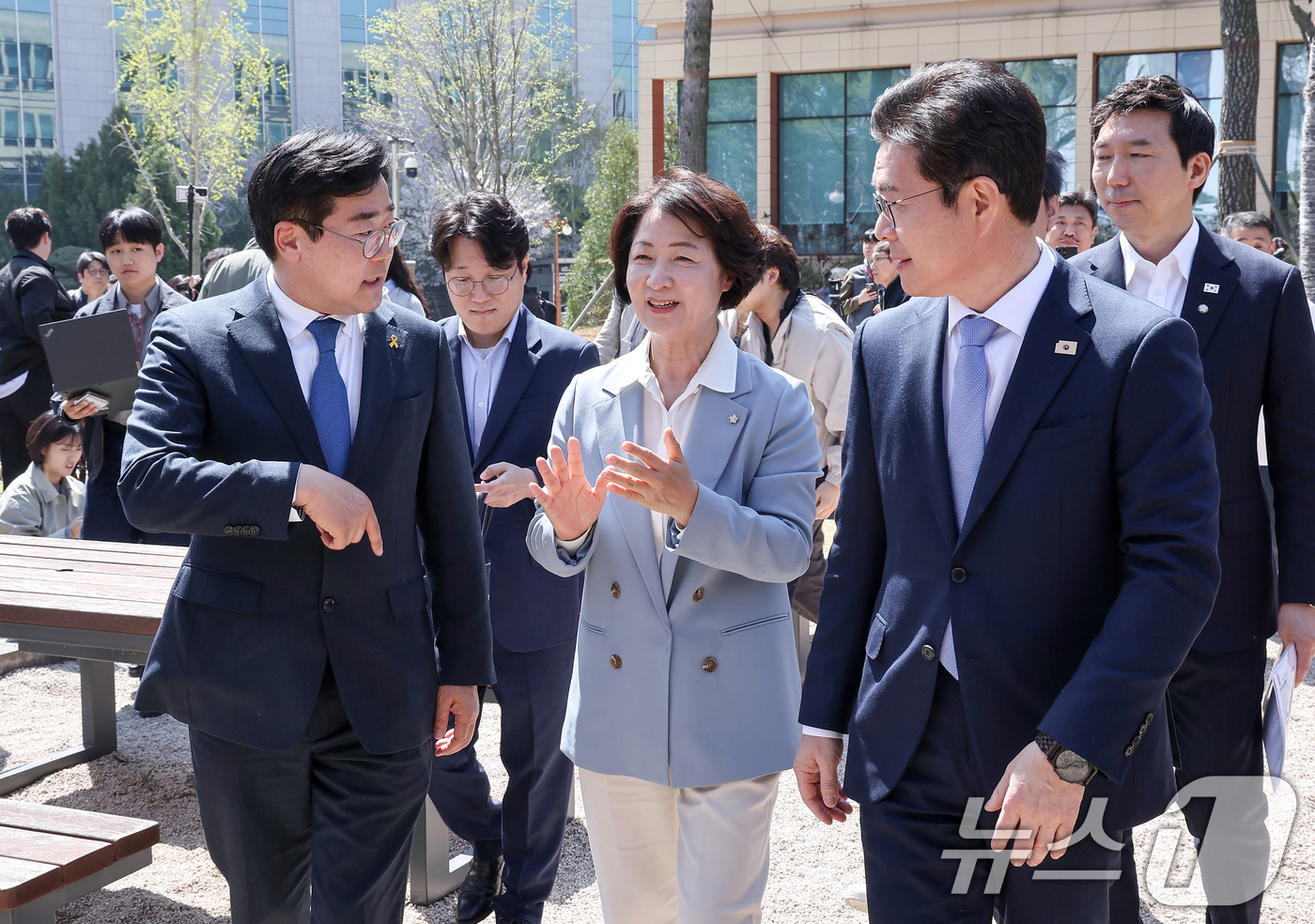 (서울=뉴스1) 김성진 기자 = 6·3 지방선거 더불어민주당 정원오 서울시장 후보(오른쪽부터), 추미애 경기도지사 후보, 박찬대 인천시장 후보가 12일 서울 여의도 국회 소통관 앞 …