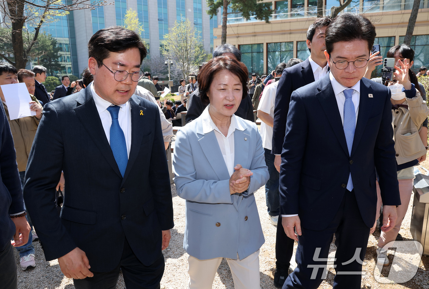 (서울=뉴스1) 김성진 기자 = 6·3 지방선거 더불어민주당 정원오 서울시장 후보(오른쪽부터), 추미애 경기도지사 후보, 박찬대 인천시장 후보가 12일 서울 여의도 국회 소통관 앞 …