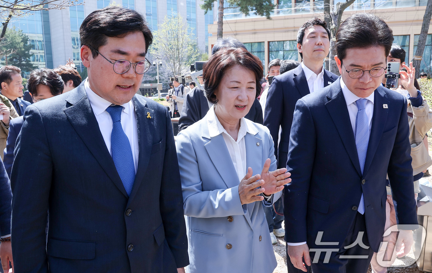 (서울=뉴스1) 김성진 기자 = 6·3 지방선거 더불어민주당 정원오 서울시장 후보(오른쪽부터), 추미애 경기도지사 후보, 박찬대 인천시장 후보가 12일 서울 여의도 국회 소통관 앞 …