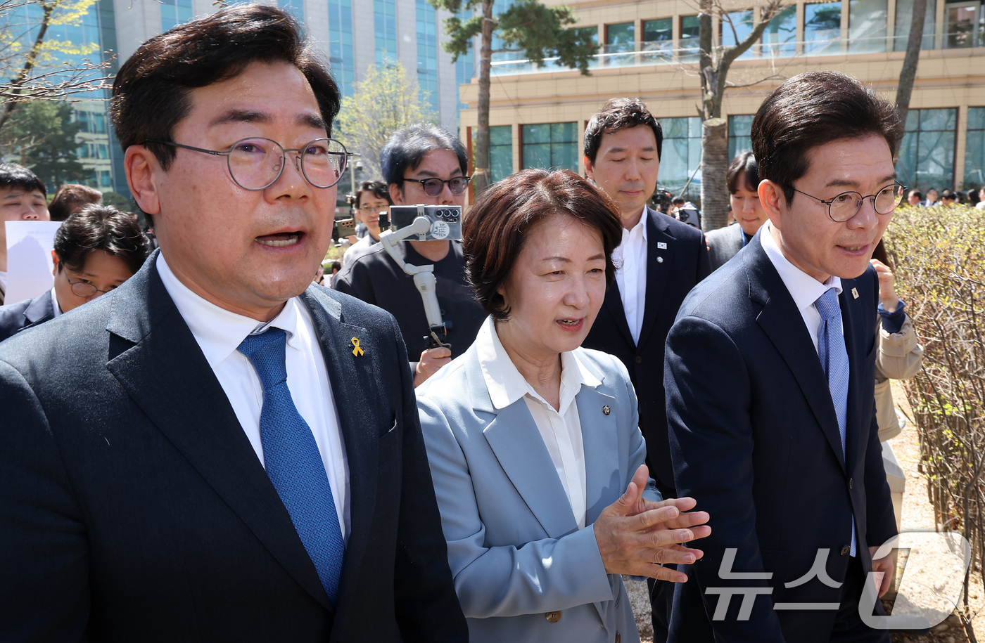 (서울=뉴스1) 김성진 기자 = 6·3 지방선거 더불어민주당 정원오 서울시장 후보(오른쪽부터), 추미애 경기도지사 후보, 박찬대 인천시장 후보가 12일 서울 여의도 국회 소통관 앞 …