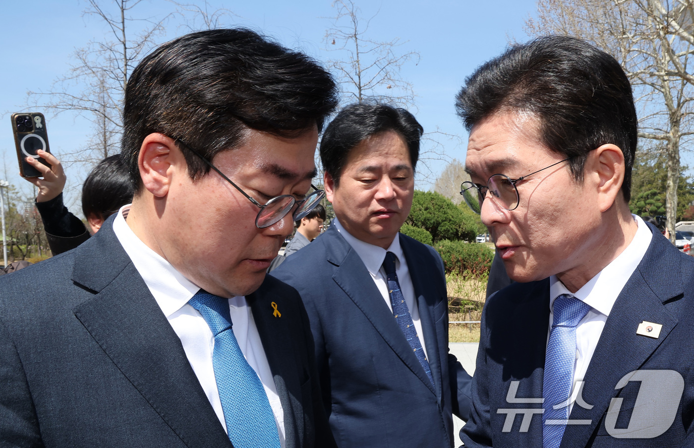 (서울=뉴스1) 김성진 기자 = 6·3 지방선거 더불어민주당 정원오 서울시장 후보(오른쪽)와 박찬대 인천시장 후보가 12일 서울 여의도 국회 소통관 앞 벤치에서 열린 수도권 광역단 …