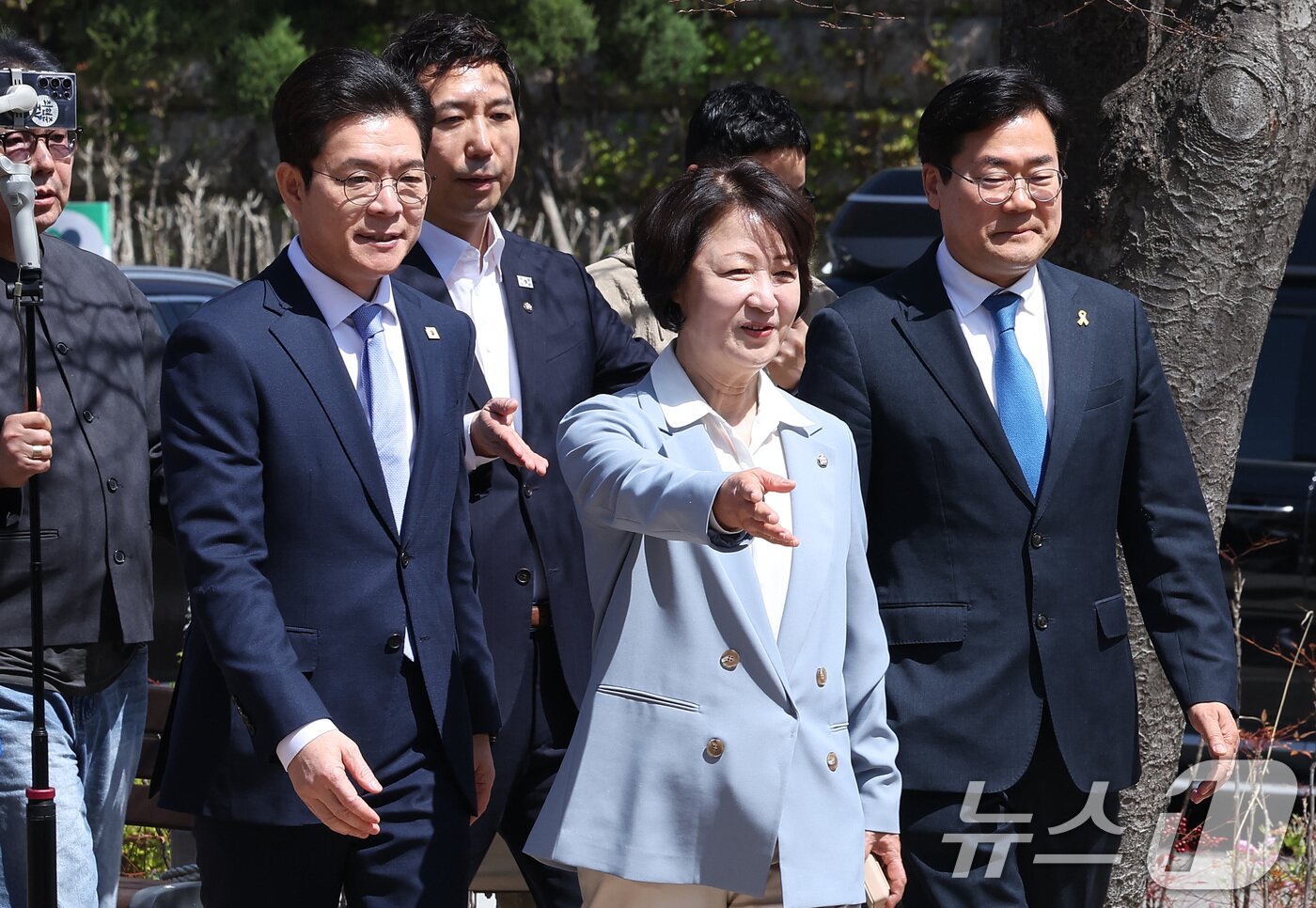 본문 이미지 - 6·3 지방선거 더불어민주당 정원오 서울시장 후보(왼쪽부터), 추미애 경기도지사 후보, 박찬대 인천시장 후보가 12일 서울 여의도 국회 소통관 앞 벤치에서 열린 수도권 광역단체장 후보 '원팀 간담회'에 참석하고 있다. 2026.4.12 ⓒ 뉴스1 김성진 기자