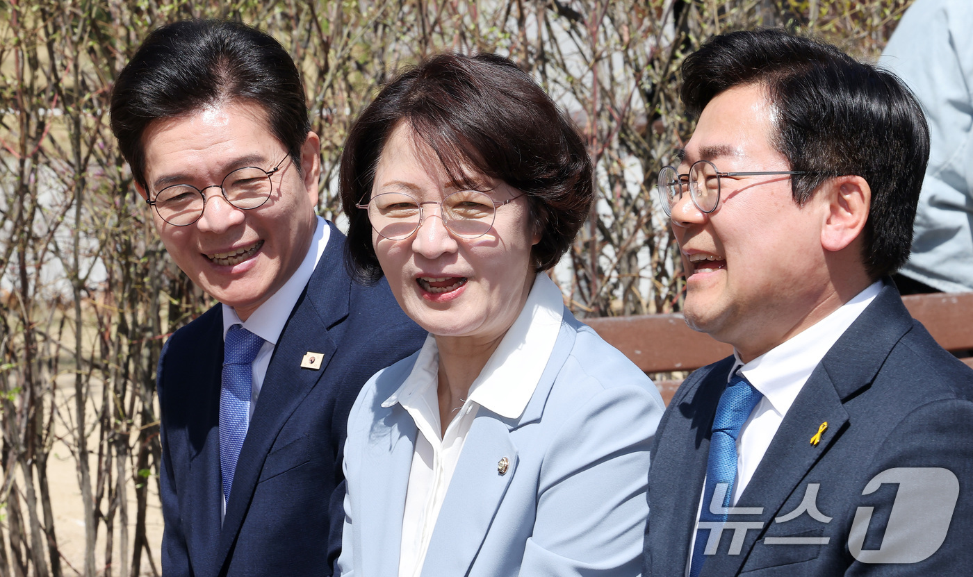 (서울=뉴스1) 김성진 기자 = 6·3 지방선거 더불어민주당 정원오 서울시장 후보(왼쪽부터), 추미애 경기도지사 후보, 박찬대 인천시장 후보가 12일 서울 여의도 국회 소통관 앞 …