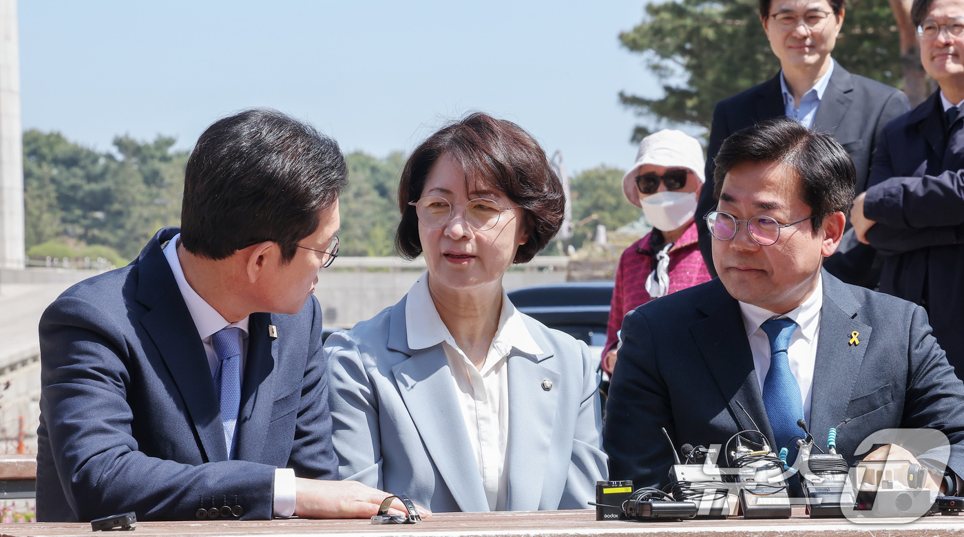 (서울=뉴스1) 김성진 기자 = 6·3 지방선거 더불어민주당 정원오 서울시장 후보(왼쪽부터), 추미애 경기도지사 후보, 박찬대 인천시장 후보가 12일 서울 여의도 국회 소통관 앞 …