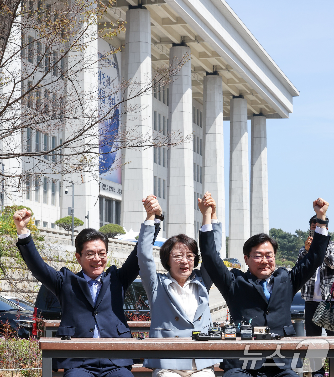 (서울=뉴스1) 김성진 기자 = 6·3 지방선거 더불어민주당 정원오 서울시장 후보(왼쪽부터), 추미애 경기도지사 후보, 박찬대 인천시장 후보가 12일 서울 여의도 국회 소통관 앞 …