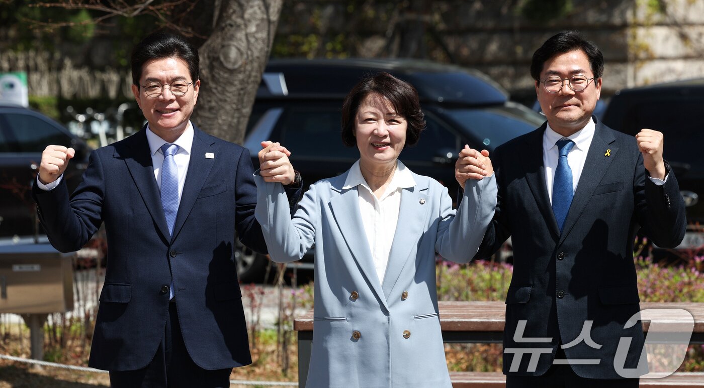 본문 이미지 - 6·3 지방선거 더불어민주당 정원오 서울시장 후보(왼쪽부터), 추미애 경기지사 후보, 박찬대 인천시장 후보가 12일 서울 여의도 국회 소통관 앞에서 열린 '원팀 간담회'에서 손을 맞잡고 인사를 하고 있다. 2026.4.12 ⓒ 뉴스1 임지훈 인턴기자