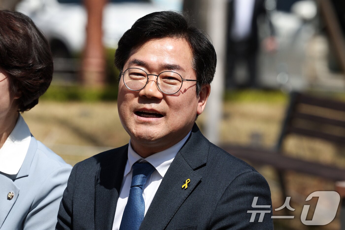 본문 이미지 - 박찬대 더불어민주당 인천시장 후보가 12일 서울 여의도 국회 소통관 앞에서 열린 '원팀 간담회'에서 모두발언을 하고 있다. ⓒ 뉴스1 임지훈 인턴기자